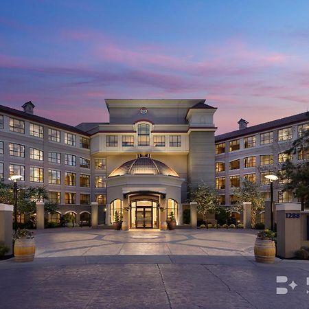 The Royal Kelowna - Bellstar Hotels & Resorts Extérieur photo