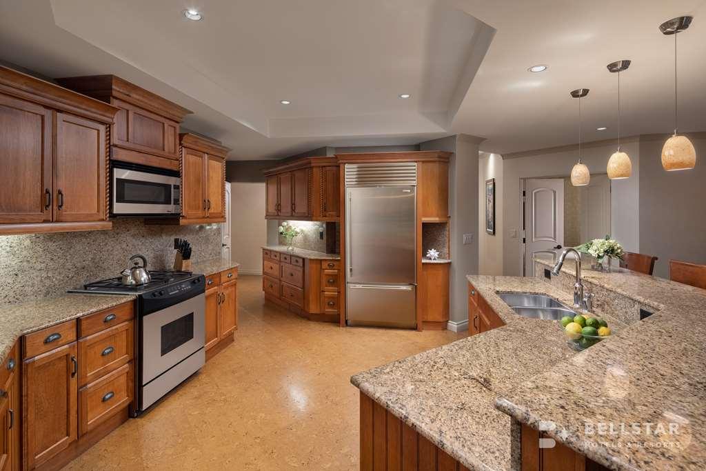 The Royal Kelowna - Bellstar Hotels & Resorts Extérieur photo